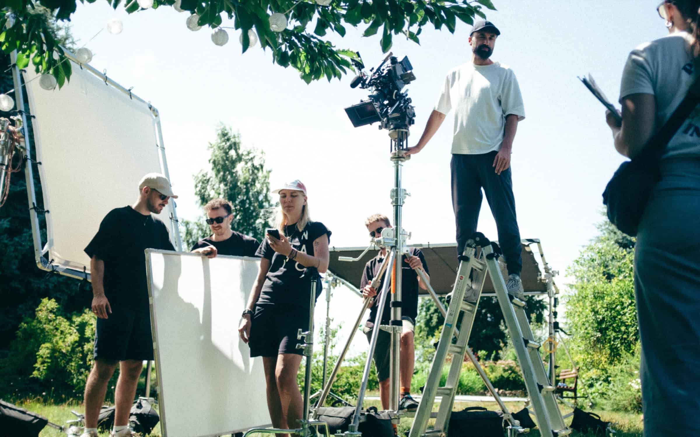 Außendreh im Garten mit Kamera und Diffusor