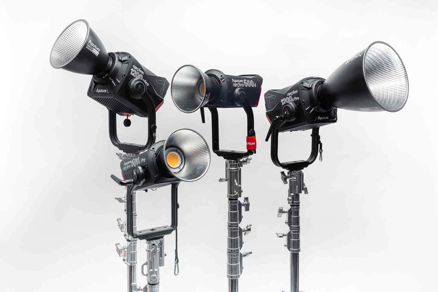 Vier Aputure-LED-Scheinwerfer mit Reflektoren auf Stativen aus dem KFRNTL-Verleih