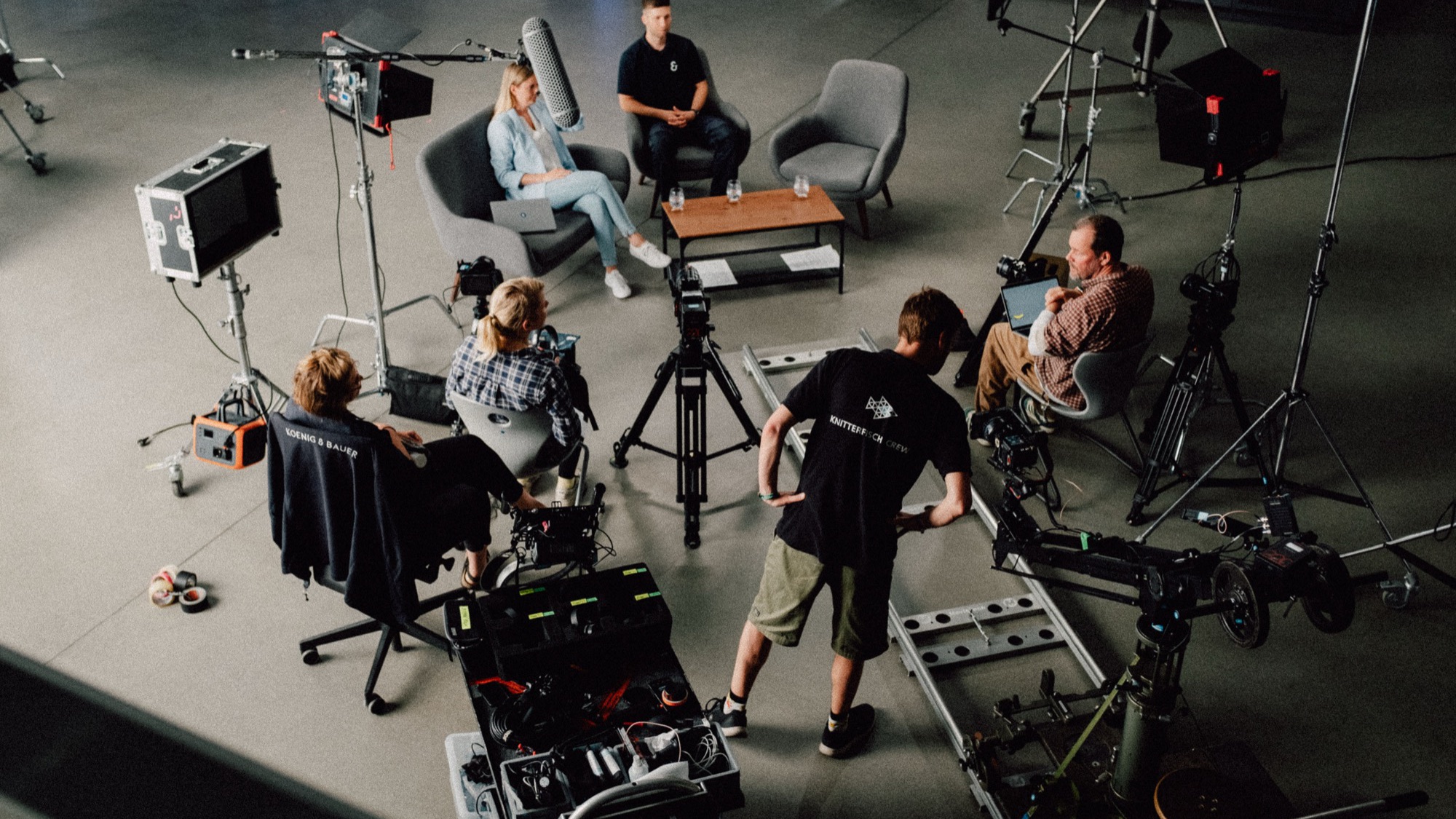 Studio-Talk von oben: Crew mit Kameras, Kamera-Dolly und Licht am Set